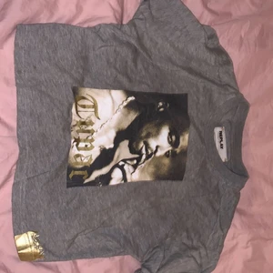 Replay tupac t-shirt - En fin tupac tröja💕 använd få gånger. Köpt för 699kr men säljer för 239kr.
