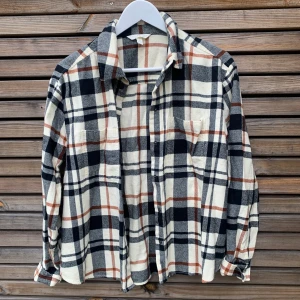 Skjorta - Snygg skjorta som även kan användas som lätt jacka över en hoodie. Kan mötas i Stockholm annars skickas den med spårbar frakt (63kr). 