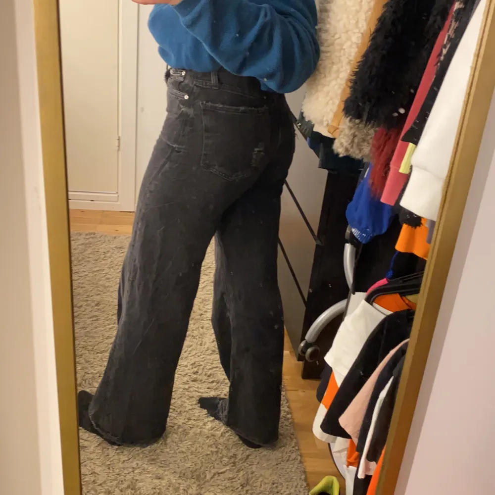 Ett par vida svarta jeans från Gina i storlek 36... säljer då dem sitter lite för tajt på mig. Varsamt använda så mycket bra skick! Frakt står köpare för🖤🖤 är 1,69 cm lång. . Jeans & Byxor.
