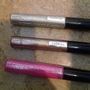 Hår maskaror från isadora - färgerna heter: 54 golden copper, 53 golden och 64 hot pink Säljes för 40kr/st eller alla för 100kr Nypris 99kr st endast användna ett par grr kan skickas mot frakt kostnaden som är 11kr/st