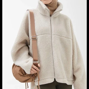 Jacka - Super snygg och skön slutsåld jacka från arket. Knappt använd och i väldigt bra skick, ganska oversized. Om många är intresserade blir det budgivning 💕💕 budgivningen avslutas nu tisdag kväll 18.00