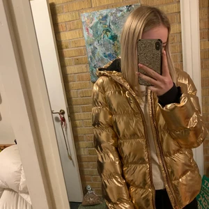 Guldig jacka - Sååå sjukt fin guldig jacka . Superfint skick, använd 1 vinter. Storlek 170, passar mig perfekt som är 170 lång! Den är väldigt varm, perfekt vinterjacka! Buda privat ❤️