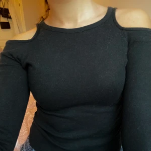 Topp - Kort men inte crop top. Köp fler produkter samtidigt så blir din frakt billigare! ✨