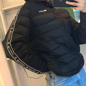 Champion dunjacka - Helt ny dunjacka aldrig använd, säljer då jag ångra mig efter att ha tagit bort lappen..nypris: 1000❤️ juniorstorlek men skulle säga Small