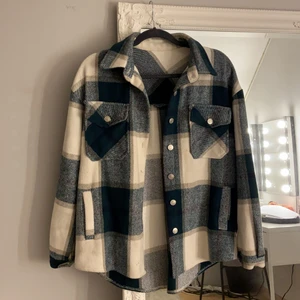 Rutig jacka - Trendig jacka från By Anastasia, likt jackorna från Zara. Endast använd 2-3 gånger så i nyskick. Möts upp i Göteborg, annars tillkommer frakt på 63 kr (spårbart) :)