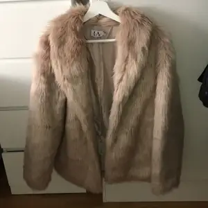 Otroligt fin beige\rosa pälsjacka i bra skick. Köpt från Linn Ahlborgs kollektion med Nakd. Endast använd 3 gånger, säljer pga att jag inte haft någon användning av den men den passar perfekt nu till vintern. Köpt för 1100 kr så detta är ett bra och billigt pris!