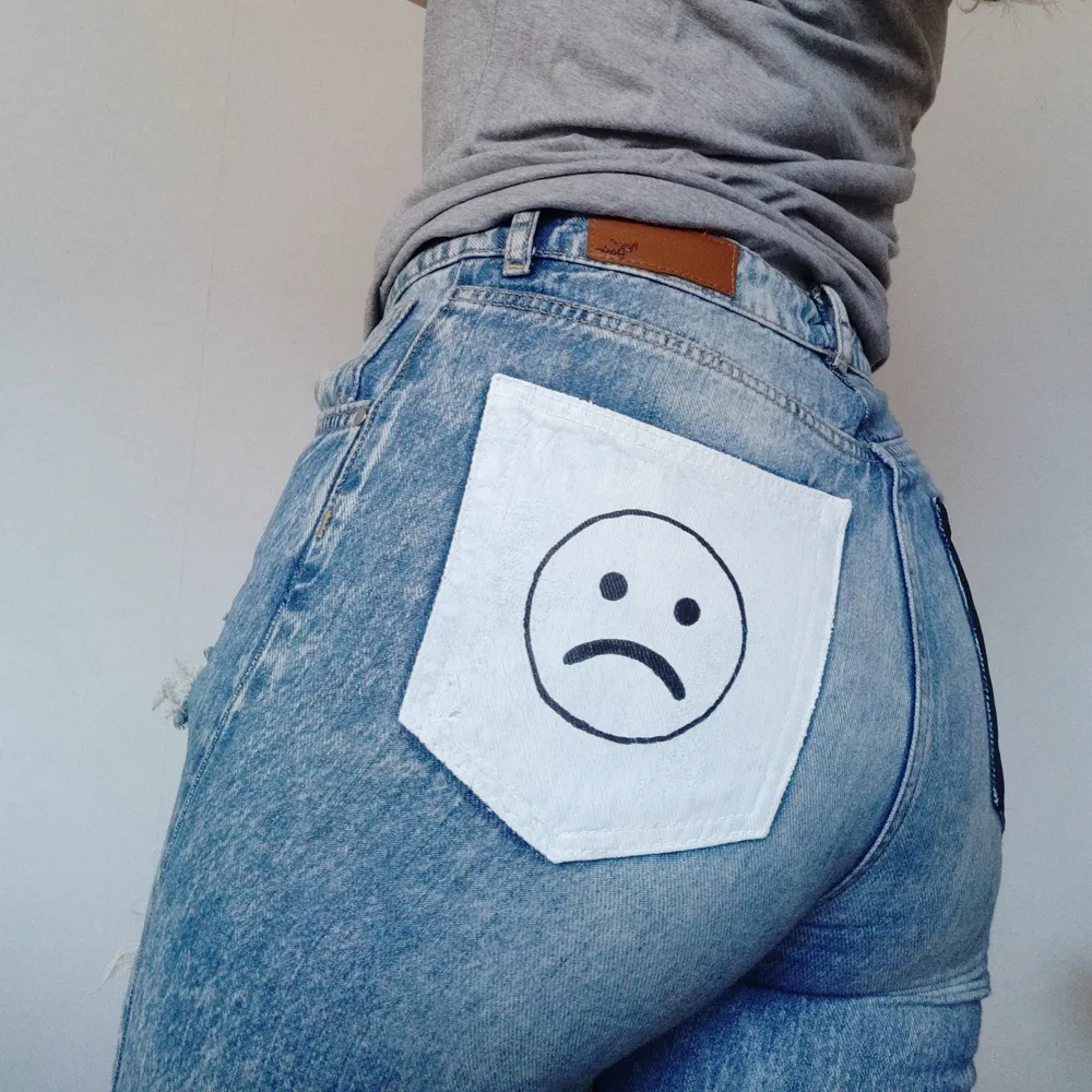 Ett par skitfina distressed jeans med handmålad tryck på bakfickorna i storlek M. ♻️ Köpare står för frakt på 63kr. ✨. Jeans & Byxor.