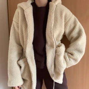 Teddy jacka  - Min älskade Teddy jackan jag har knappt använt. Jätte bra skick. Mysig och gosig. (Tar endast Swish, köparen står för frakt)