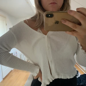 Vit kofta - Super söt vit kofta från Lindex! Knappar och små volanger nertill och vid händerna. Super skön, funkar både som kofta och topp! Storlek S. Sparsamt använd. Frakt tillkommer på 43 kr🤍🤍