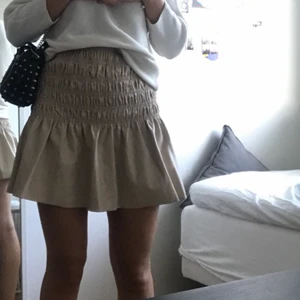 Läder kjol -  Skulle säga att denna kjol passar från ca XS-M eftersom den är väldigt STRETCHIG .