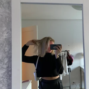 Croppad stickad  - Superfin och skön stickad tröja från monki, den är lite croppad så perfekt om man vill vara varm men ändå känna sig lite uppklädd. Storlek xs, 50 kr ☺️