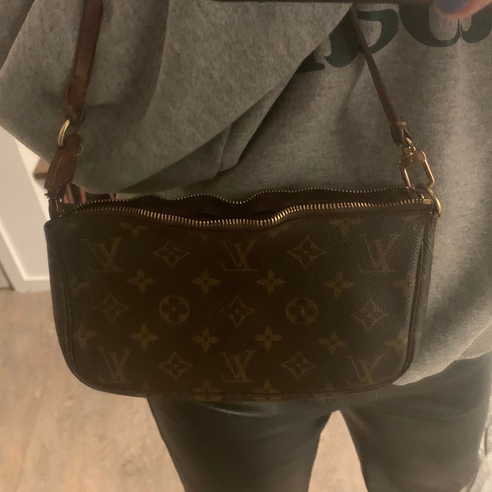 Vintage Louis Vuitton pochette väska i fair skick. Draget till dragkedjan saknas men inget som stört mig (går alltså fortfarande att stänga!!!) , den har en liten buckla i kanvasen men inget märkbart. väskan är tillverkad i Frankrike runt 2001, självklart äkta!. Väskor.