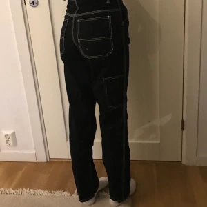Jeans från Dickies med vita sömmar  - Rak modell, något oversize/lös. Använda några få gånger 🌸 Köparen betalar frakten.