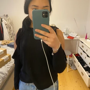 Blus pull & bear strl S - Fin blus med öppna axlar. Endast använd två gånger. Strl S