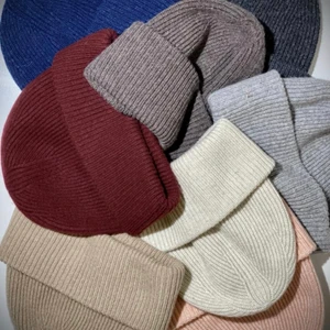 Mössor från Be Beanie UF - Hej! Vi säljer mössor gjorda av 100% ull i flera olika fina färger. Vi har totalt 9 färger. Besök gärna vår hemsida bebeanie.se eller vår Instagram bebeanie.uf. De kostar ENDAST 199kr så är verkligen den perfekta julklappen!! De passar alla! 🤩🤩 