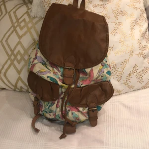 Ryggsäck - Super söt ryggsäck som jag ej använder längre. I helt okej skick med lite slitningar och fläckar. Men fungerar alldeles utmärkt för att användas som ryggsäck☺️ köparen står för frakt 📦 