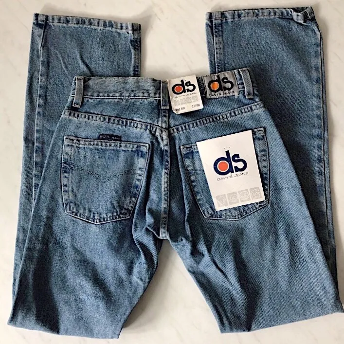 Super snygga vintage ljusblåa jeans från davys jeans. Storlek w 27. Aldrig använda med lapparna kvar. Rak modell med midrise. Liknar Levis 501 i modellen. 77 cm långa innerben och 67 cm i midjan. 100 % bomull. Jeans & Byxor.