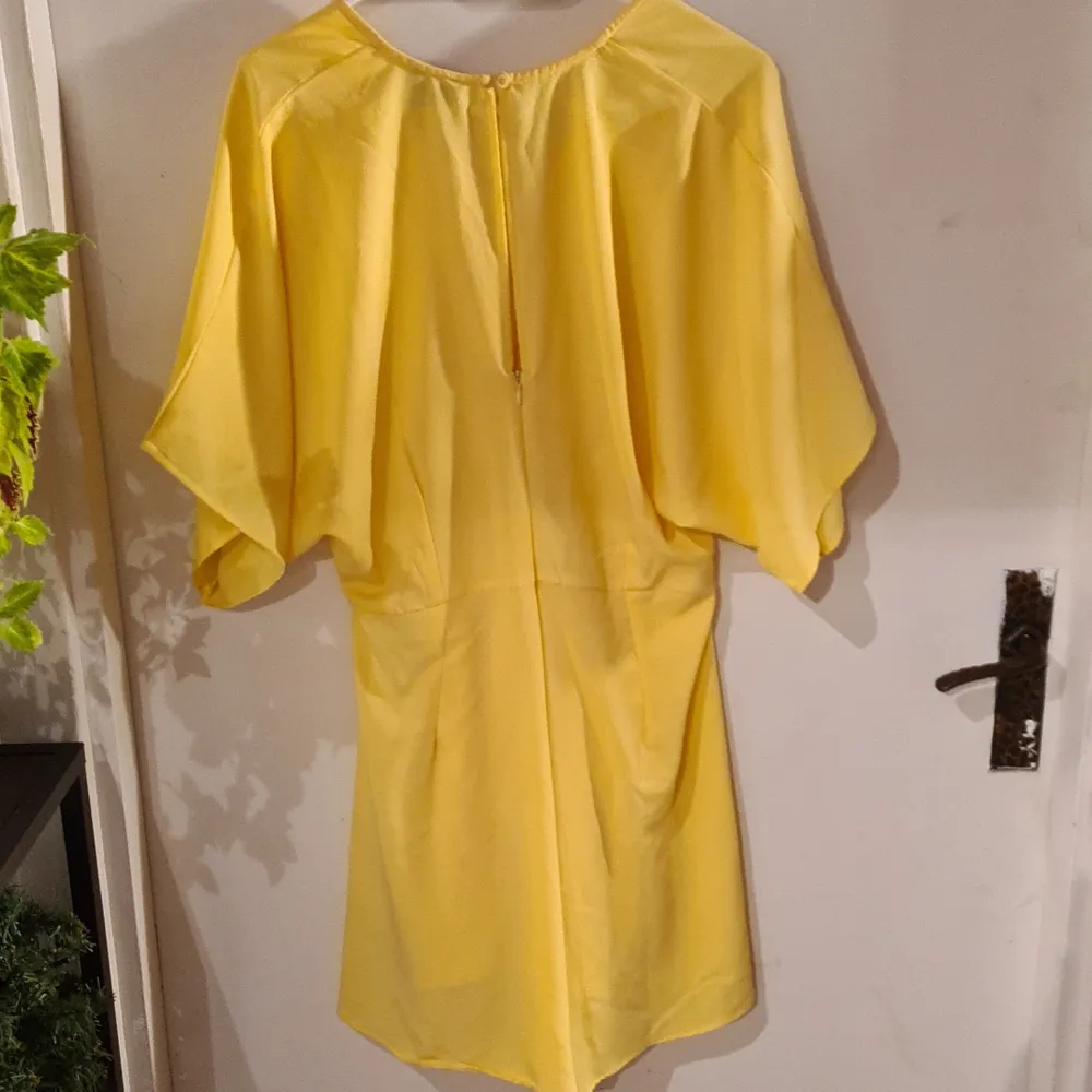 Hej, säljer min gula jumpsuit som endast är använd ett fåtal gånger. Är i storlek 38. Övrigt.