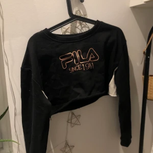 Fila tröja - Croppsd fila tröja väldigt snyggt tryck. Är en S och denna passar både s och M