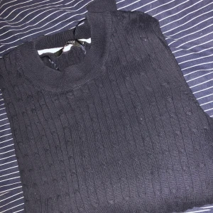 Mörkblå stickad - En mörkblå stickad tröja från ginatricot. Är i bra skick fast att den har blivit buren ett par antal gånger. Frakten ingår inte i priset!