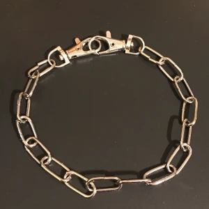 Liten kedja - 33,5 cm lång. Jag har gjort den själv, oanvänd. Köp nu!