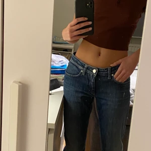 Acne Jeans Retro - Säljer dessa lågmidjande raka jeans från acne, tyvärr har storleken suddats ut men är lite stora på mig (har storlek 24 i midjan) och kmr därav inte till användning. Är 166 cm lång💓💓 skriv om du vill ha fler bilder!! (Fick dem av en familjekompis, så inte i nyskick!) 150kr  + frakt  OBS, lappen har åkt av lite men de är lätt o sy fast