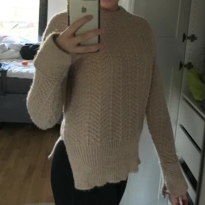 Stickad tröja - Beige/brun stickad tröja köpt från H&M🧡 Stl XS, köparen står för frakten✨
