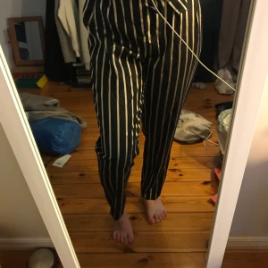 Guldrandiga byxor - Guldrandiga högmidjade kostymbyxor från H&m. Endast använda 3 gånger och i helt nyskick. Storlek 38. Frakt tillkommer.