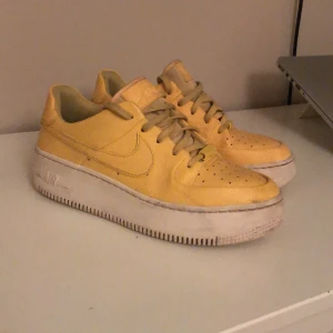 Nike - Köpte dom här på Plick men är tyvärr lite för trånga för mig. Använda en gång av mig.köparen står för frakten💕