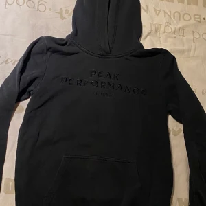 Peak performance hoddie  - Nästan oanvänd äkta svart peak performance hoddie. Bud börjar på 150 (original pris 400)