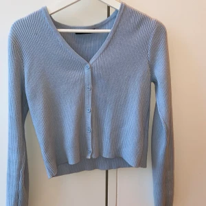 Brandy Melville kofta - Ljusblå ganska kort kofta från Brnady Melville 