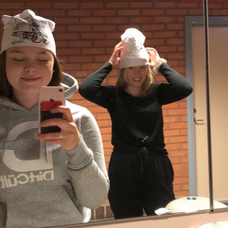 Hej, tänkte sälja en dirtcult hoodie då den är lite för liten över mina bröst, den är i tajt passform, väldigt tajt, det är strl S, å jag använt den kanske 5 gånger, skriv om ni vill ha mer information, kan mötas upp i östersund, annars står köparen för frakten, prutmån🌸😍. Huvtröjor & Träningströjor.