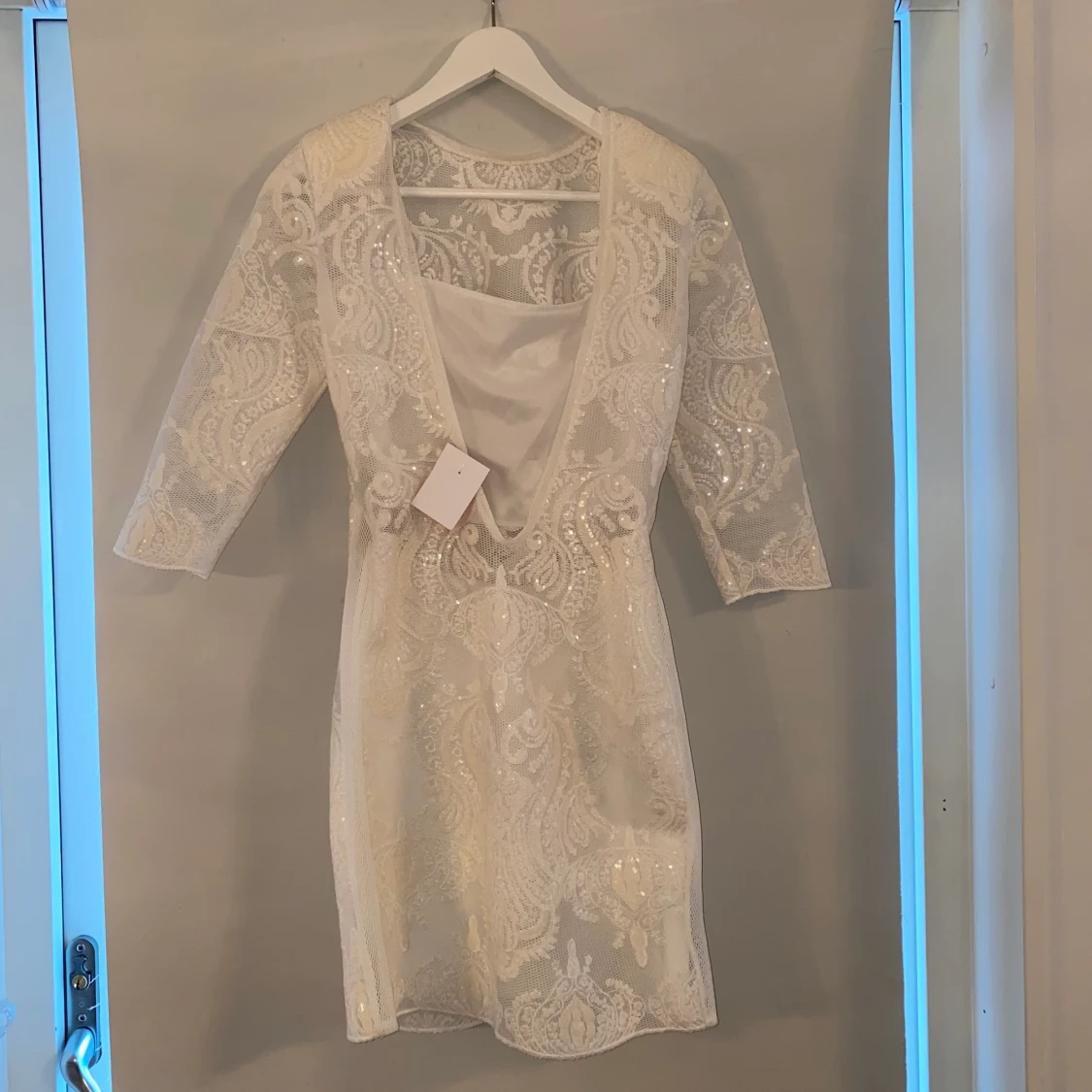 En detaljerad vacker öppenrygg klänning till salu (oanvänd) - 90