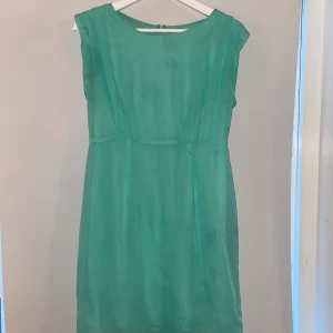 Sommar klänning till salu - Färg: grön/blå. Längd: medel. Skick: bra skick.