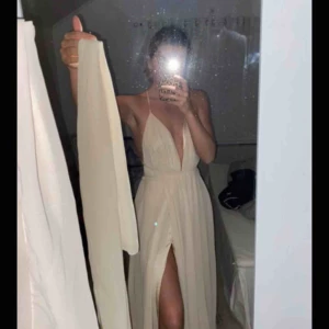  - Jättefin balklänning. Jag har storlek S men funkar även på M då man ”knyter” den beroende på hur man vill att den ska sitta. Jag är 170 och kan ha 10cm klackar på, köparen står för frakten! Önskar snabb & smidig affär 🙏🏼