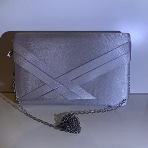 Glitter väska  - Silver fin väska från glitter aldrig använd. 