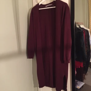  - Väldigt fin vinröd kofta från Tiger of sweden i merinoull. Storlek medium. Koftan är i väldigt bra skick, sparsamt använd. 

Frakt 30kr.