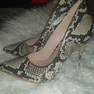 Klackskor (nya) - Helt nya klackskor från ALDO i storlek 37,5 sjukt snygga stilettklackar men kommer aldrig använda dem så kan säljas 💕