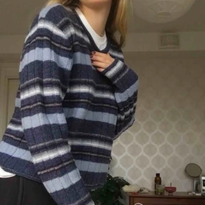  - Blå randig stickad tröja i 100% ull Den är i gott skick och väldigt fin men jag använder den tyvärr alldeles för lite  Det står att det är storlek M men passar ju fler beroende på hur man vill att den ska sitta     Köparen står för frakt  