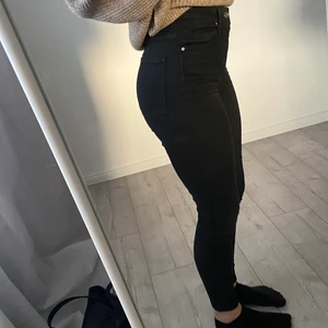 Skinnyjeans från bikbok  - Svarta skinnyjeans från bikbok, inte använda så jättemycket men dem är inget jag använder längre. Frakt på 63kr tillkommer. Dem är i storlek M men passar även S, dem är även väldigt stretchiga och sköna!❤️