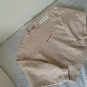 Carin Wester sweatshirt  - Helt ny, oanvänd. Köpt för 399kr, säljes för 200kr. sjuktsnygg sweatshirt som passar till vinterns mode.