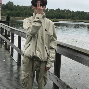 Fjällräven Jacka - Beige vintage fjällräven jacka riktig skön inga skador alls, finns luva som du kan dra ut om du vill ifall det regnar eller javenne. 