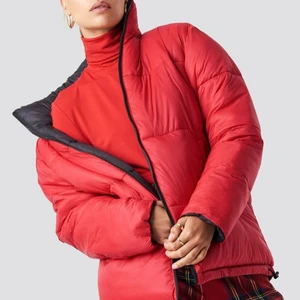 Nakd puffer jacket - Skiit snygg puffer hacket från nakd som är sparsamt använd❤ den är i strl 32 men sitter som en 34, jag har normalt sett 34 (kan skicka bild hur den sitter på🥰) kan mötas i sthlm och priset är diskuterbart❤❤