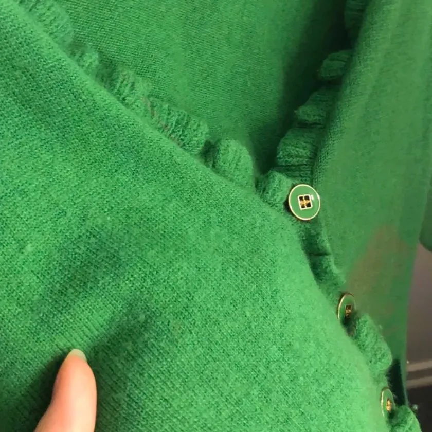 Världens skönaste och finaste kofta från Juicy Couture i en härlig grön färg. Ser ingen storlek men passar mig dom är xs/s! Blir din för 120 kr 💘💘 (Obs, det är en ljusfläck på sista bilden, inget smuts). Tröjor & Koftor.
