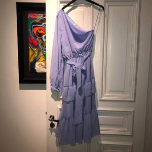 Super fin ljusblå klänning från Andrea hedestedt x NAKD