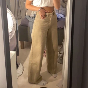 Idun wide leg jeans  - Säljer nu mina fina Gina jeans då jag redan har ett par liknande. Storleken är 34 och ett resor band är insytt i midjan som gör komforten lite bättre. Nypris 599 kr budet ligge på 320 kr +frakt