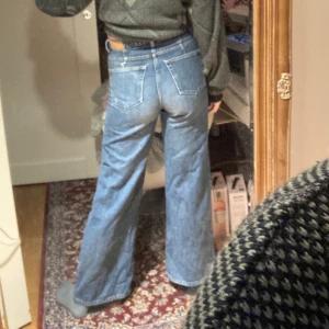 Acne jeans från weekday - Säljer dessa trendiga jeans från weekday! De har ett litet hål i sömmen vid ena bakfickan(se bild 3) men inget man tänker på! Annars i superbra skick!