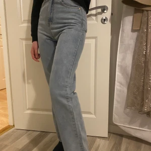 Mom jeans - Mom jeans köpta från pll, säljer dessa då de inte kommit till användning. De är i strl 32 men sitter mer som strl34/36. Jeansen är köpta för 25 euro💕
