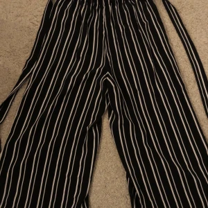 Randiga ankel byxor  - Mycket sköna byxor i tunt material. Resår midja. 