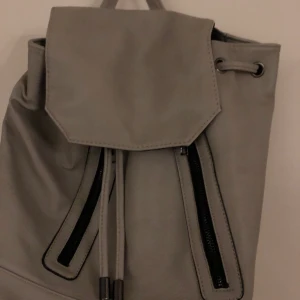 Ryggsäck  - Rycksäck i fake läder. 